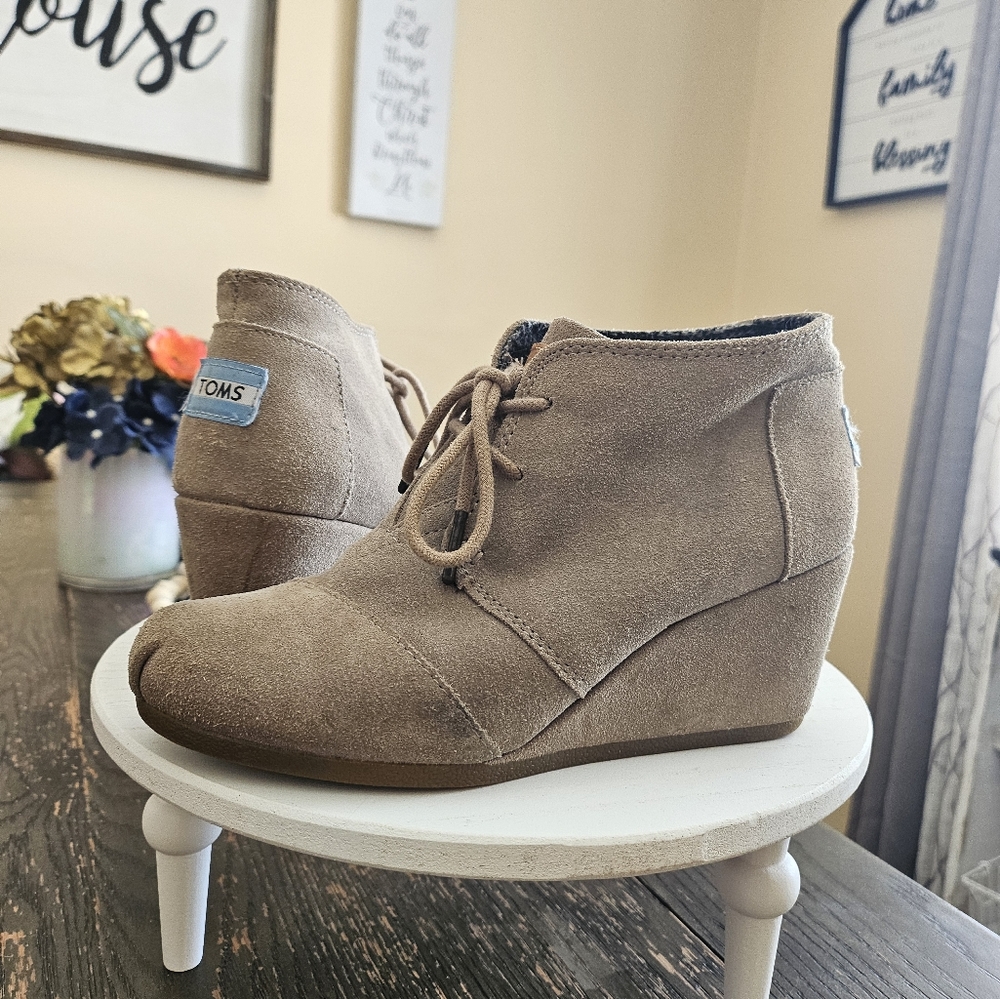 Toms Ankle Booties Beige/Tan Suede Leather DESERT WEDGE Lace Up  Size  6